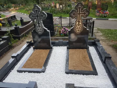 Памятники с резными крестами