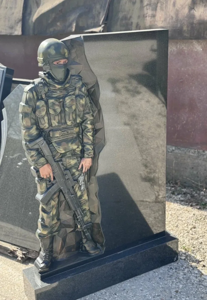 Фигура бойца с цветным покрытием — памятник военному, работа «Стелла-Память»