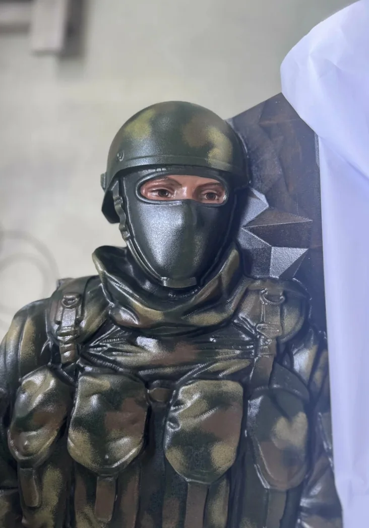Покрытие вблизи — памятник военному, работа «Стелла-Память»