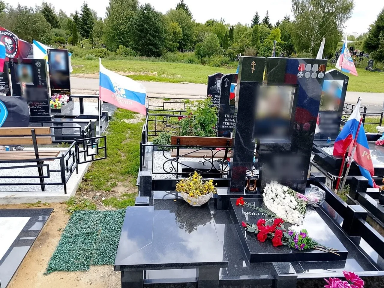 Вид под другим углом — памятник военному, работа «Стелла-Память»