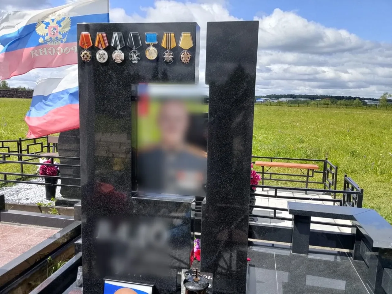 Семь наград рядом с портретом — памятник военному, работа «Стелла-Память»